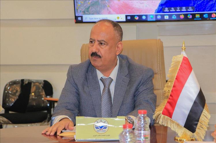 العمري: خطط لتطوير المطارات والموانئ وتعزيز الربط الجوي في اليمن