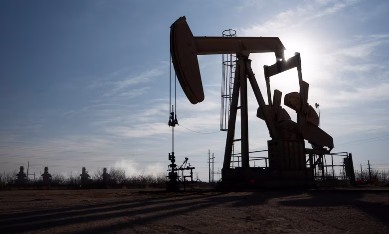 النفط يستعيد بعض خسائره مع تفاؤل حذر بشأن محادثات أمريكية–صينية