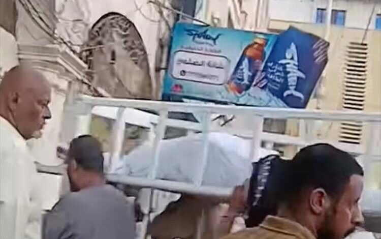 تشييع زوجين توفيا إثر انهيار سقف منزلهما في التواهي بعدن