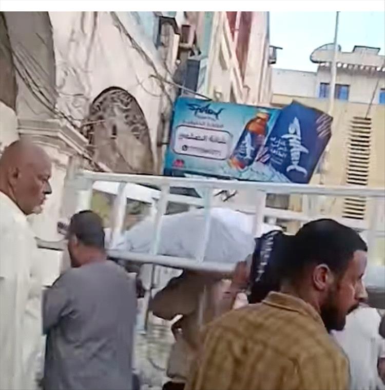 تشييع زوجين توفيا إثر انهيار سقف منزلهما في التواهي بعدن