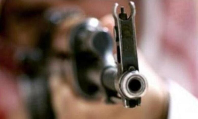 مقتل شاب على يد زوجته رمياً بالرصاص في عمران
