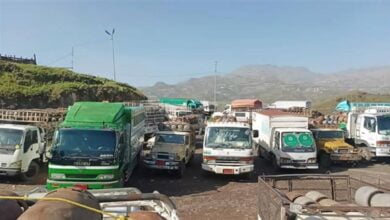 مليشيا الحوثي تواصل احتجاز العشرات من ناقلات الغاز في تعز
