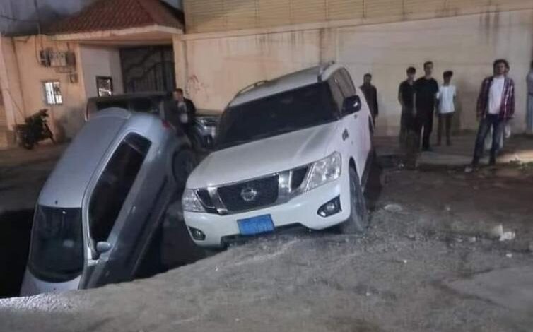 سقوط سيارتين في بيارة صرف صحي بصنعاء.. ونجاة عدد من المواطنين