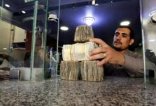 عقب قرارات البنك المركزي في عدن.. محلات الصرافة بصنعاء تفاجئ المواطنين بشأن الحوالات