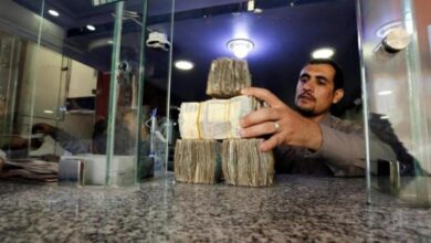 عقب قرارات البنك المركزي في عدن.. محلات الصرافة بصنعاء تفاجئ المواطنين بشأن الحوالات
