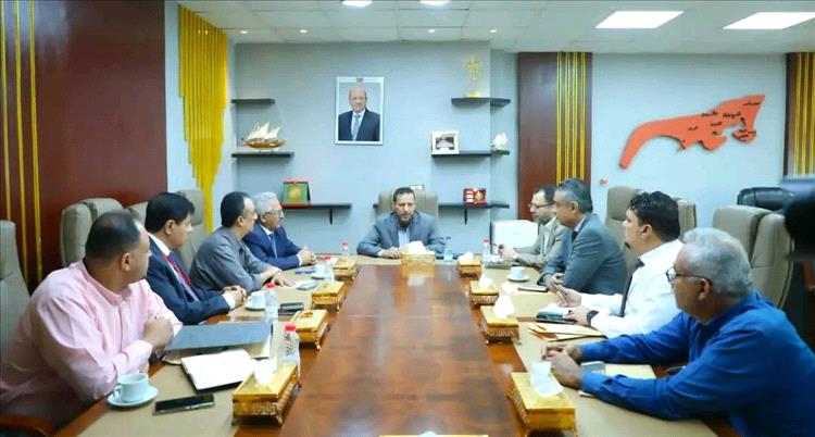 محافظ عدن يتابع أوضاع القطاعات الحيوية ويؤكد تحسين الخدمات
