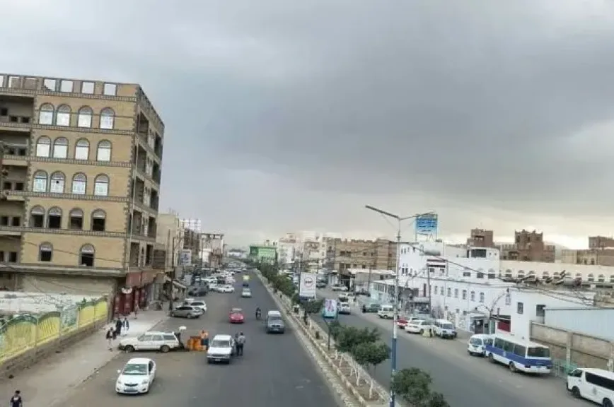 قيادات حوثية تغادر منازلها بحي الجراف شمال صنعاء بالتزامن مع الغارات الإسرائيلية