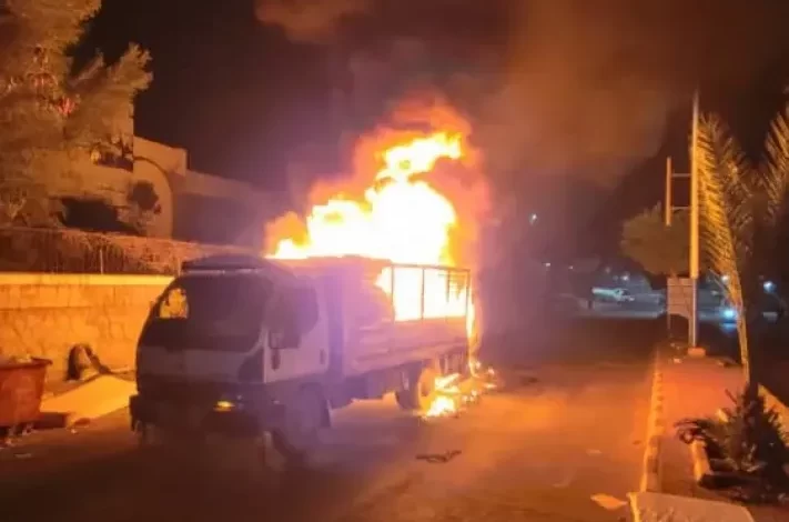 تعز.. حريق هائل يلتهم شاحنة محملة بالمفروشات