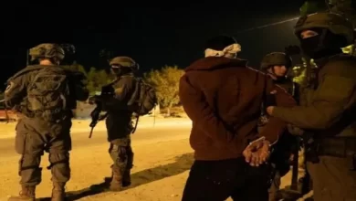 الإحتلال الإسرائيلي يقتحم بلدة بيت أمر شمال الخليل ويعتقل مواطنا وابنته