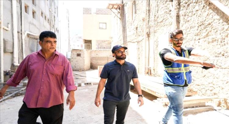 مدير صيرة يتفقد أعمال ترميم المنازل التاريخية في حي الميدان بدعم من اليونسكو