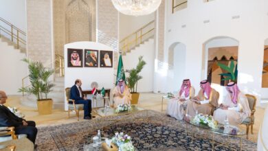 وزير الخارجية ونظيره السعودي يبحثان القضايا ذات الاهتمام المشترك