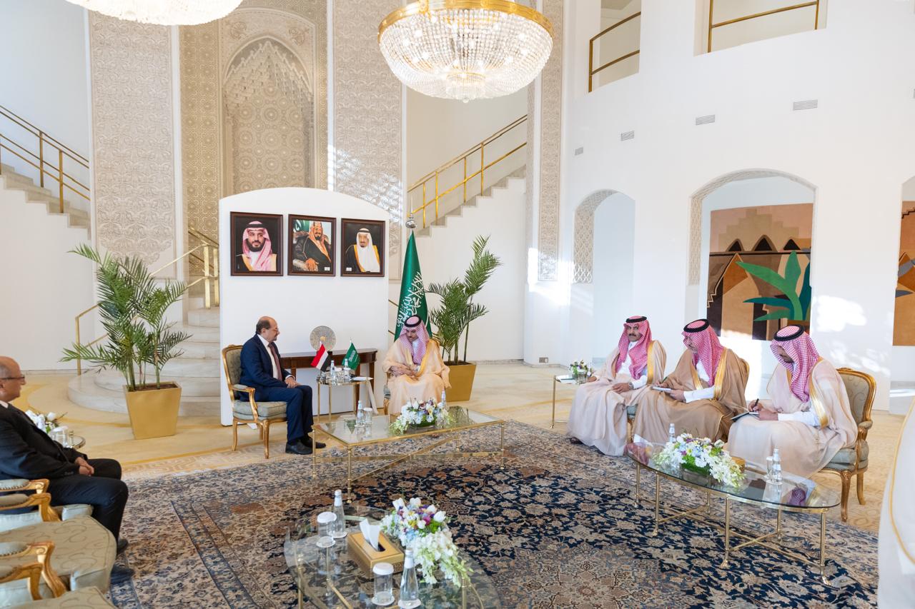 وزير الخارجية ونظيره السعودي يبحثان القضايا ذات الاهتمام المشترك
