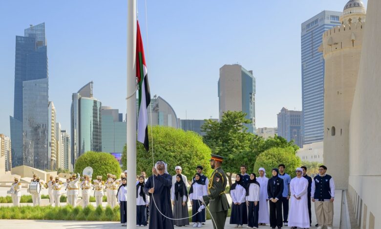 رئيس الإمارات يرفع العلم على سارية قصر الحصن في أبوظبي احتفاء بمناسبة "يوم العلم" 1 رئيس الإمارات يرفع العلم على سارية قصر الحصن في أبوظبي احتفاء بمناسبة "يوم العلم"