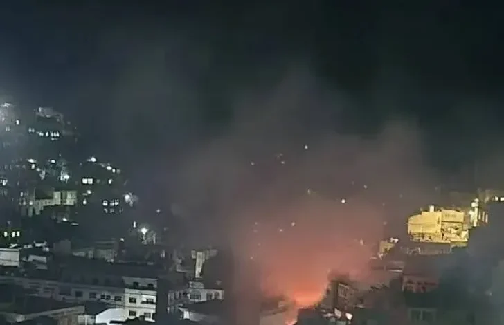 حريق هائل يلتهم مركزاً تجارياً وسط إب وخسائر مادية فادحة