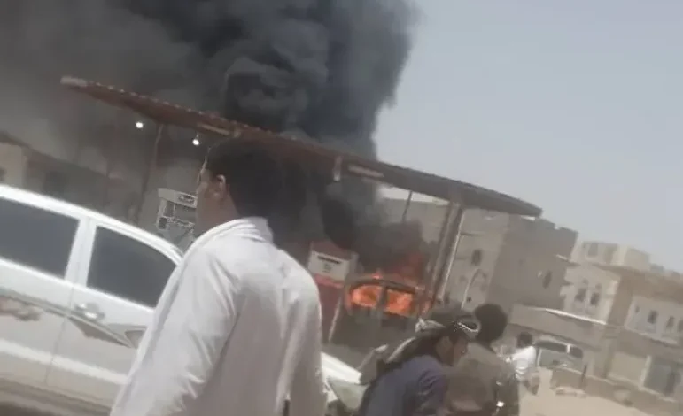 حريق يلتهم حافلة ركاب في مأرب وإصابة شخصين أثناء محاولة الإنقاذ 1 حريق يلتهم حافلة ركاب في مأرب وإصابة شخصين أثناء محاولة الإنقاذ