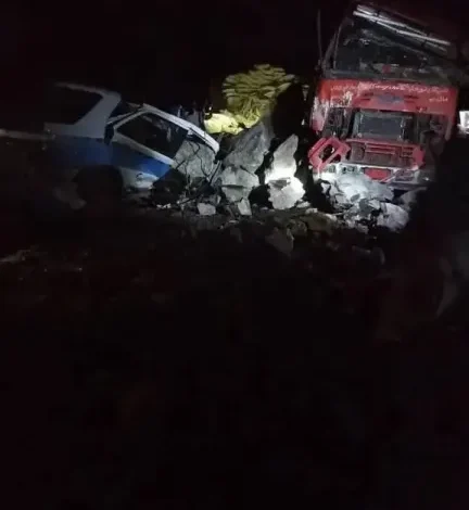 انهيار صخري في ذمار يحصد أرواحاً ويُغلق الطريق