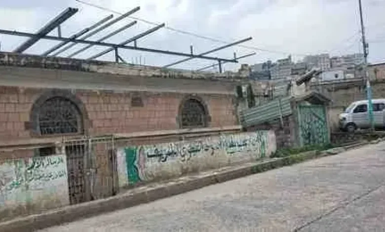 مليشيا الحوثي تحوّل أسطح المساجد والمدارس في إب إلى مشاريع استثمارية خاصة