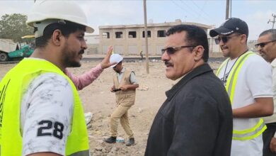 مدير المنصورة يتفقد مشروع تأهيل شارع الخمسين ويشيد بدعم المانحين