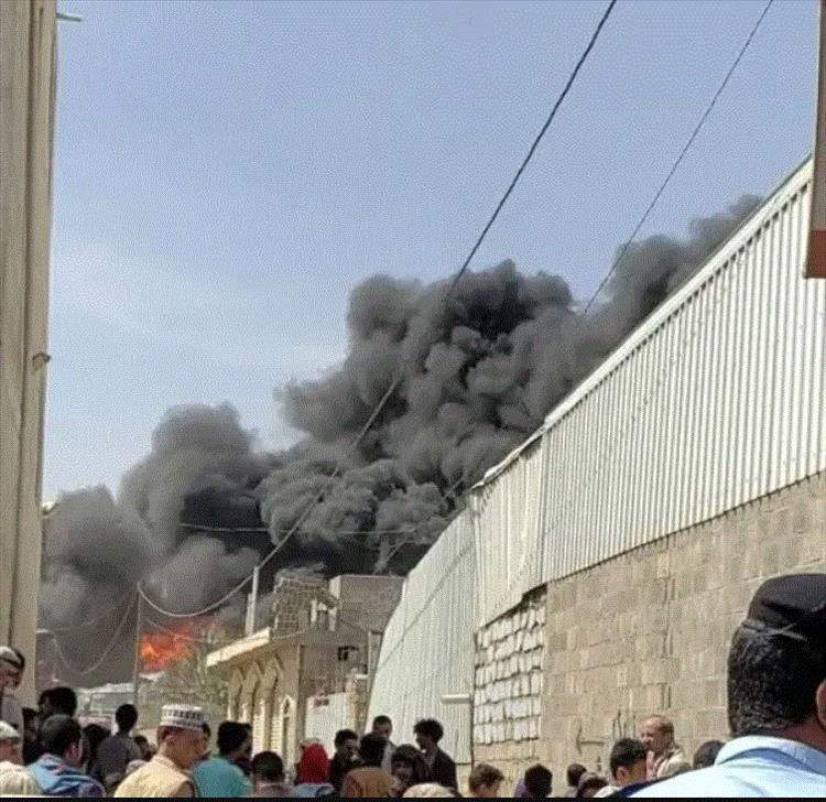 حريق ضخم يلتهم مصنعاً للإسفنج في بني الحارث بصنعاء