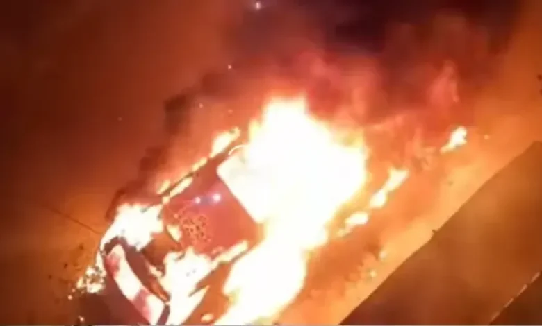 مجهول يشعل النار في سيارة مواطن بصنعاء وسط تصاعد الانفلات الأمني 1 مجهول يشعل النار في سيارة مواطن بصنعاء وسط تصاعد الانفلات الأمني