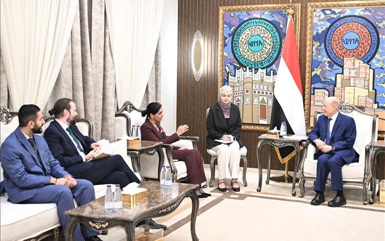 العليمي يبحث مع السفيرة البريطانية مستجدات الأوضاع وجهود دعم الإصلاحات في اليمن 1 العليمي يبحث مع السفيرة البريطانية مستجدات الأوضاع وجهود دعم الإصلاحات في اليمن