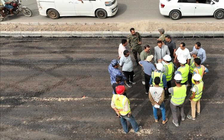 وزير الأشغال يتفقد مشروع تأهيل طريق حيوي في الشيخ عثمان بعدن 1 وزير الأشغال يتفقد مشروع تأهيل طريق حيوي في الشيخ عثمان بعدن