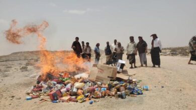 شبوة.. الصناعة والتجارة بمديرية رضوم يتلف مواد غذائية منتهية الصلاحية