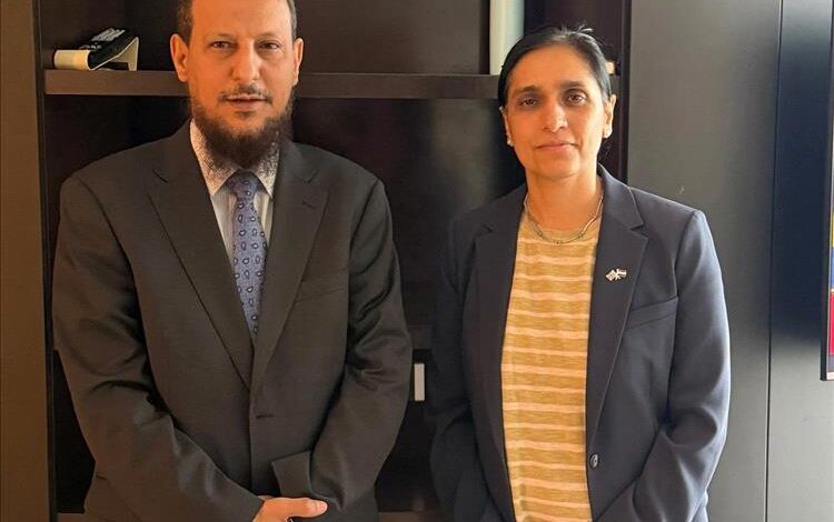 محافظ عدن يبحث مع السفيرة البريطانية تعزيز الأمن والخدمات في العاصمة 1 محافظ عدن يبحث مع السفيرة البريطانية تعزيز الأمن والخدمات في العاصمة