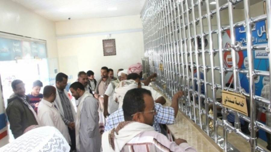 محلات الصرافة في عدن تستأنف العمل وتقر بالإلتزام بالتسعيرة المحددة 1 محلات الصرافة في عدن تستأنف العمل وتقر بالإلتزام بالتسعيرة المحددة
