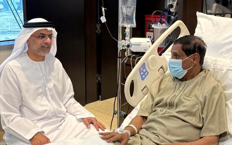 سفير الإمارات يطمئن على صحة اللواء فرج البحسني في أبوظبي