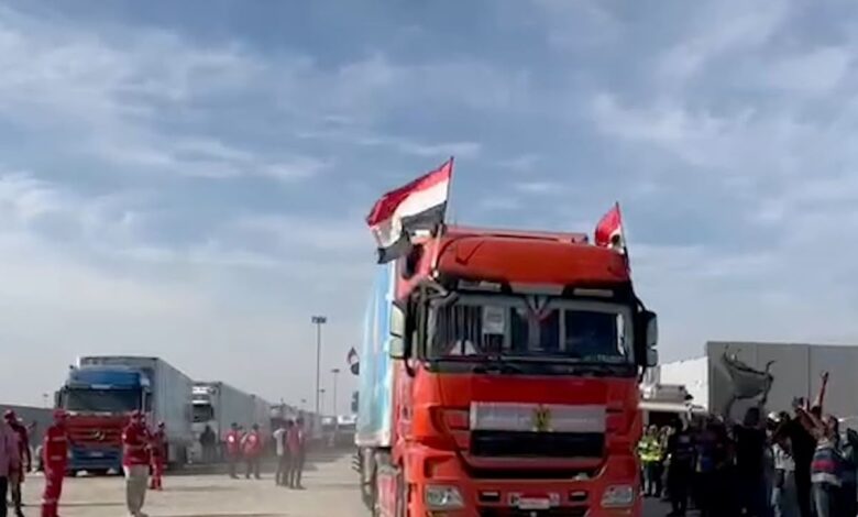 قوافل الإغاثة المصرية تعبر إلى غزة عبر كرم أبو سالم بعد انطلاقها من رفح 1 قوافل الإغاثة المصرية تعبر إلى غزة عبر كرم أبو سالم بعد انطلاقها من رفح