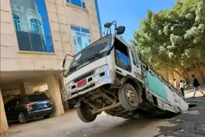 انهيار بيارة يبتلع شاحنة مياه في بيت بوس ومطالبات بفتح تحقيق عاجل