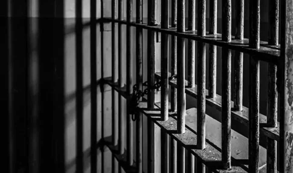 مليشيا الحوثي تفرج عن آلاف المتهمين بجرائم خطيرة مقابل التجنيد