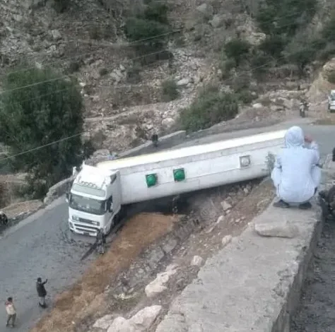 لحج.. شلل مروري كامل في نقيل ظمران جراء جنوح شاحنة محمّلة بالسمن