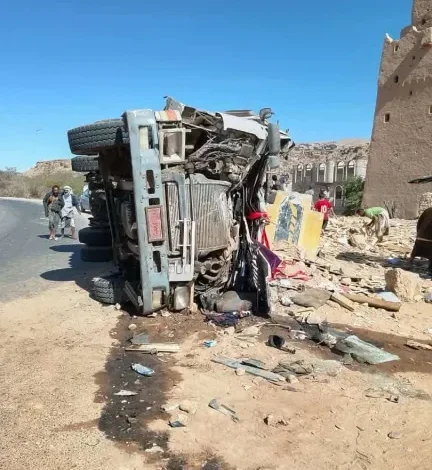 انقلاب قاطرة في عقبة لماطر بشبوة يثير قلق المواطنين
