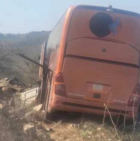 نجاة عشرات المسافرين إثر حادث حافلة دولية في أمصرة بأبين 1 نجاة عشرات المسافرين إثر حادث حافلة دولية في أمصرة بأبين