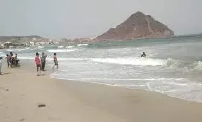وفاة طفلين غرقاً وإنقاذ ثلاثة آخرين في سواحل عدن 1 وفاة طفلين غرقاً وإنقاذ ثلاثة آخرين في سواحل عدن
