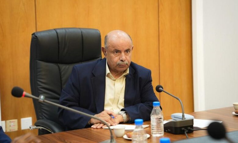 الخنبشي يوجه بحظر حمل السلاح وتعزيز الإجراءات الأمنية 1 الخنبشي يوجه بحظر حمل السلاح وتعزيز الإجراءات الأمنية