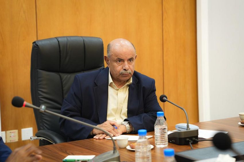 الخنبشي يوجه بحظر حمل السلاح وتعزيز الإجراءات الأمنية