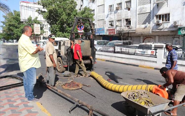 حملة طارئة تعيد ضبط شبكات الصرف الصحي في مديريات عدن 1 حملة طارئة تعيد ضبط شبكات الصرف الصحي في مديريات عدن