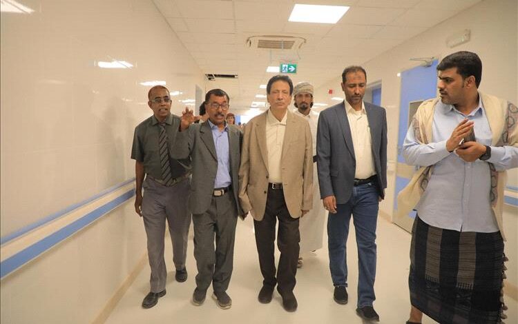 محافظ المهرة يدشّن مخيمًا جراحيًا لسحب المياه البيضاء ويؤكد دعم القطاع الصحي بالمحافظة