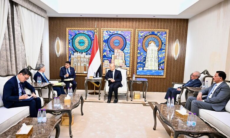 رئيس مجلس القيادة يستقبل سفير كوريا الجنوبية ويؤكد تعزيز التعاون الثنائي