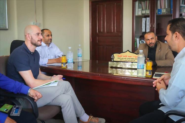 محافظ الضالع يبحث مع الصليب الأحمر تعزيز العمل الإنساني وتسهيل مهامها في المحافظة