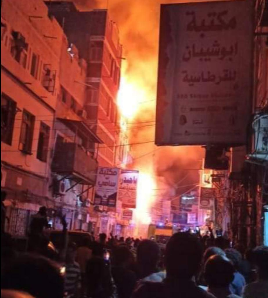 نجاة امرأتين من حريق هائل اندلع في سوق وسط كريتر بعدن 1 نجاة امرأتين من حريق هائل اندلع في سوق وسط كريتر بعدن