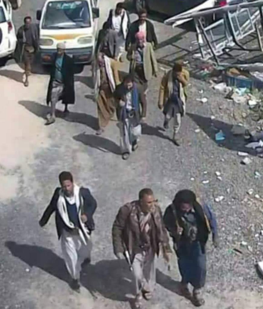 قيادي حوثي يقتحم فرع لـ"كاك بنك" في صنعاء ويغلقه لهذا السبب 1 قيادي حوثي يقتحم فرع لـ"كاك بنك" في صنعاء ويغلقه لهذا السبب