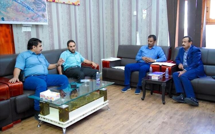 محافظ شبوة يطّلع على مشاريع إنارة وتطوير البنية التحتية بمدينة عتق