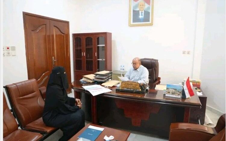 الخنبشي يطلع على أداء التنمية الإدارية ويؤكد أهمية تأهيل الكوادر في حضرموت