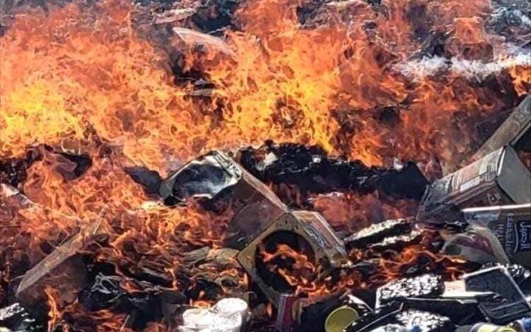 الصناعة والتجارة في شبوة تتلف 7 أطنان من المواد الغذائية منتهية الصلاحية 1 الصناعة والتجارة في شبوة تتلف 7 أطنان من المواد الغذائية منتهية الصلاحية