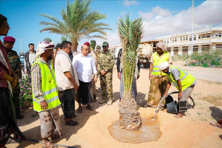 الخنبشي يدشن مشروع تطوير شارع مطار الريان ويؤكد سرعة الإنجاز