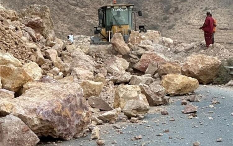 إعادة فتح طريق نشطون – الأنفاق بعد انهيار صخري مفاجئ في المهرة